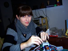 Кейтлин Салливан собирает корабль «» из LEGO (2012)