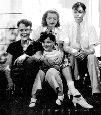 Улыбающиеся Мэри Северин и её брат Джон (около 1938 года)