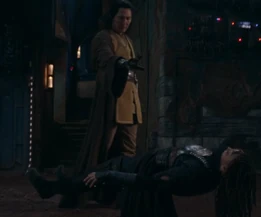 Сол пытается прочесть мысли Мэй, чтобы узнать, кто её обучал.