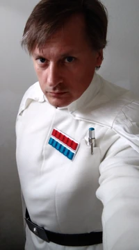 Эдвард Эрделак в костюме имперского адмирала