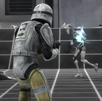 Мишень стреляет по тренировочным дроидам.