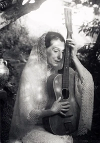 Марджори Итон с гитарой
