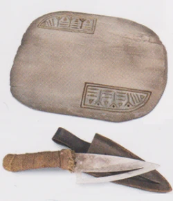 Разделочная доска и нож для чистки рыбы, принадлежавшие Алкиде-Ауке.