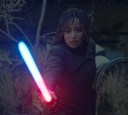 Оша Анисея подвергает кровотечению кайбер-кристалл светового меча Сола