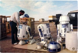 Специалист по спецэффектам Джон Стирз готовит механического R2-D2 к съёмкам.