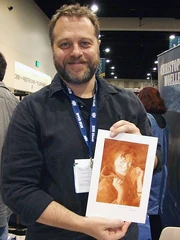 Марк Кьярелло со своим рисунком 