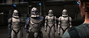 Скайуокер рассказывает Деналу и Рексу о свом плане проникновения на фрегат Кэда Бэйна.