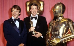 Марк Хэмилл и C-3PO поздравляют Бена Бёртта с выигранным «Оскаром» (1978)