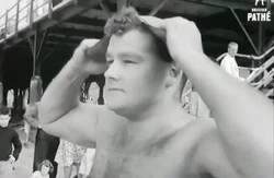 Рон Тарр готовится переплыть Ла-Манш (1957)