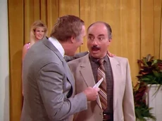 Милтон Джеймс в роли Мигеля Фуэнтеса, участника игрового шоу («Частный детектив Магнум»)