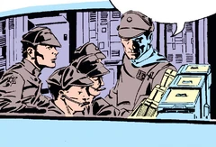 Немет (слева) докладывает капитану