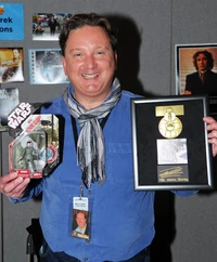 С медалью и фигуркой своего персонажа