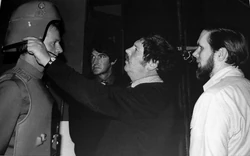 Джон Молло одевает 