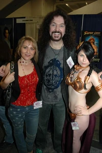 Уолли Уингерт с любительницами «Звёздных войн»