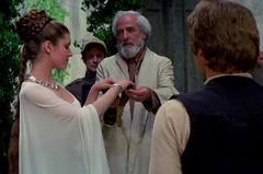 Хекстрофон, вместе с Яном Додонной и Леей Органой, награждают Хана Соло