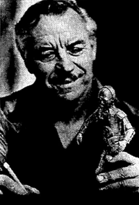 Расс Мэннинг с фигуркой C-3PO