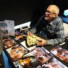 За раздачей автографов