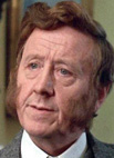Bernard Atha als Dr. Carthew