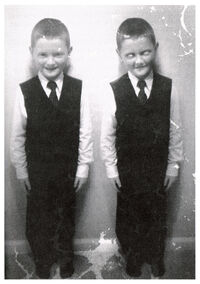 Das Foto der Douglas Zwillinge aus dem Fotoalbum