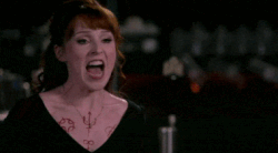 Dean wird von Rowena attackiert