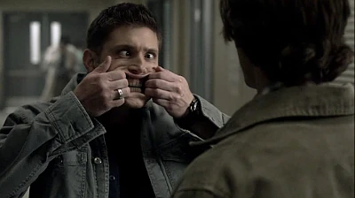 Dean schneidet eine Grimasse