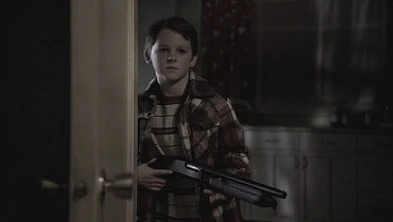 Dean als Kind mit einer Schrotflinte