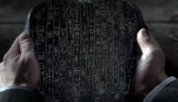 Castiel hält die Dämonentafel in seinen Händen