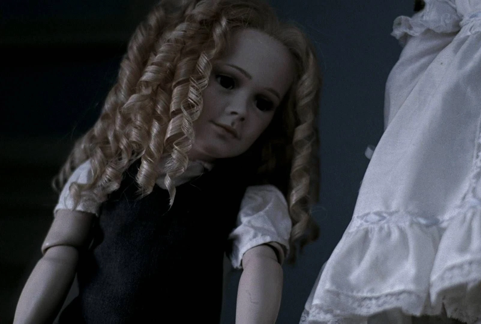 Американская история ужасов 2022. Американская история ужасов про дом с призраками. Американская история ужасов кукольный домик. Американские истории ужасов спин офф постер. Аиу кукольный домик.