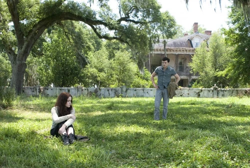Ethan rejoint Lena à Ravenwood.