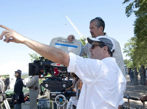 Richard dirige les opérations à l'écran.