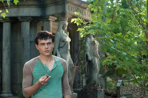 Ethan et la camée de Genevieve.