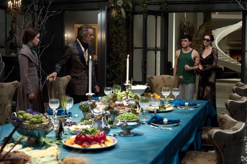 Ridley entre à Ravenwood au bras d'Ethan.