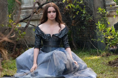 Lena dans sa robe de cérémonie pour son Appel