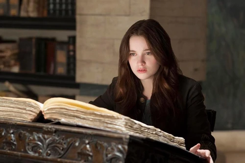 Lena fouillant dans les livres de la Lunae Libri.