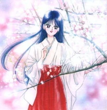 Rei in ihrem Gewand als Miko