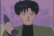 Mamoru holds Usagi's shoe