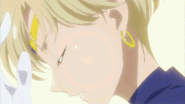 "La sailor scout del Cielo protegida por Urano, el planeta del viento ¡Sailor Uranus!"