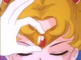 Sailor Moon quitándose la Tiara