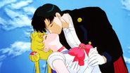 Tuxedo Mask besa a Sailor Moon.