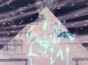 La pirámide siendo destruída por .