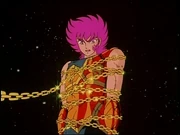 Shun atrapa a Io con sus cadenas