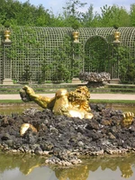Estatua de Enkelados, en la fuente del .
