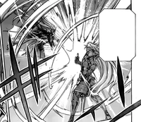 Aspros bloqueia o ataque de Chris com uma mão.