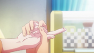 Shiina cuts her finger