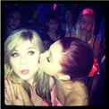 Ariana kisses Jennette on cheek at KCA pre-party 2012