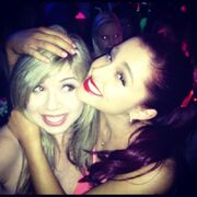 Ariana hugs Jennette at KCA pre-party 2012.jpg