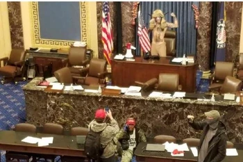 Dien 6 Januar 2021, is electoral-ye vict US president D.Trump isnahsit sien tarafdars ad "marche" do id Congress ob id election habiet esen "khabis". Plurs eysen partisans yinjier rusch do id Congress treb menxu tyohc id formal hissab iom votes pro iom nov democrat president Joe Biden sub id perodhseddia ios respublican vice-president Mike Pence. Id kjeingchat buit ops udstaurn ed id horde lahsit do id Parlament, quetos i politicians hieb esen evacuen just barwakt. Her is "gomber-wir" Jacob Angeli Chansley sub id dais ios Senat Majlis. Pos id reiken os ordre-public, id Senat khiek sammel kafi stehms pro istife D.Trump ob pussirevs do insurrection. Yant is rebihsit US President in Januar 2025, so fauran penal-ye pardonit vasyens participants tos hangamah