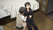 Shino revisando a Kazuto