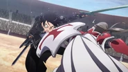 Heathcliff golpeando a Kirito con su escudo.
