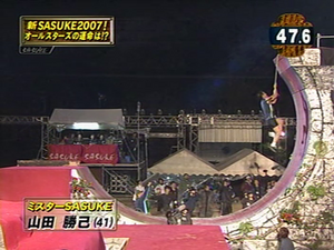 Yamada Katsumi attempting Great Wall in SASUKE 18